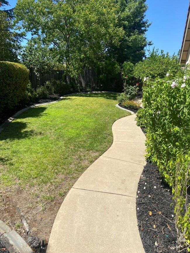 Building Photo - Prarie Oaks 3 Bdrm, 2 bath