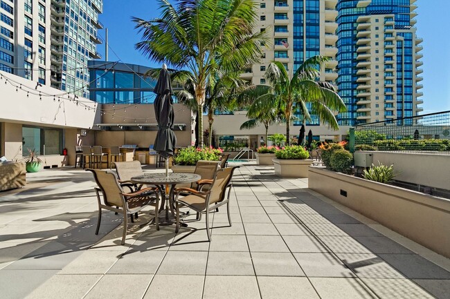 Building Photo - Water Views in the Pinnacle Marina