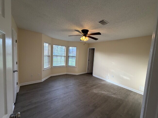 Building Photo - House for Rent