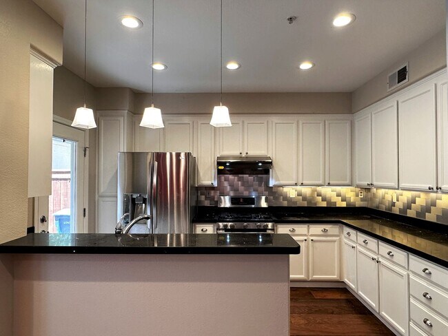 Building Photo - Gorgeous 3 bedroom, 2 and a half bathroom townhome in Hamilton Field for rent!