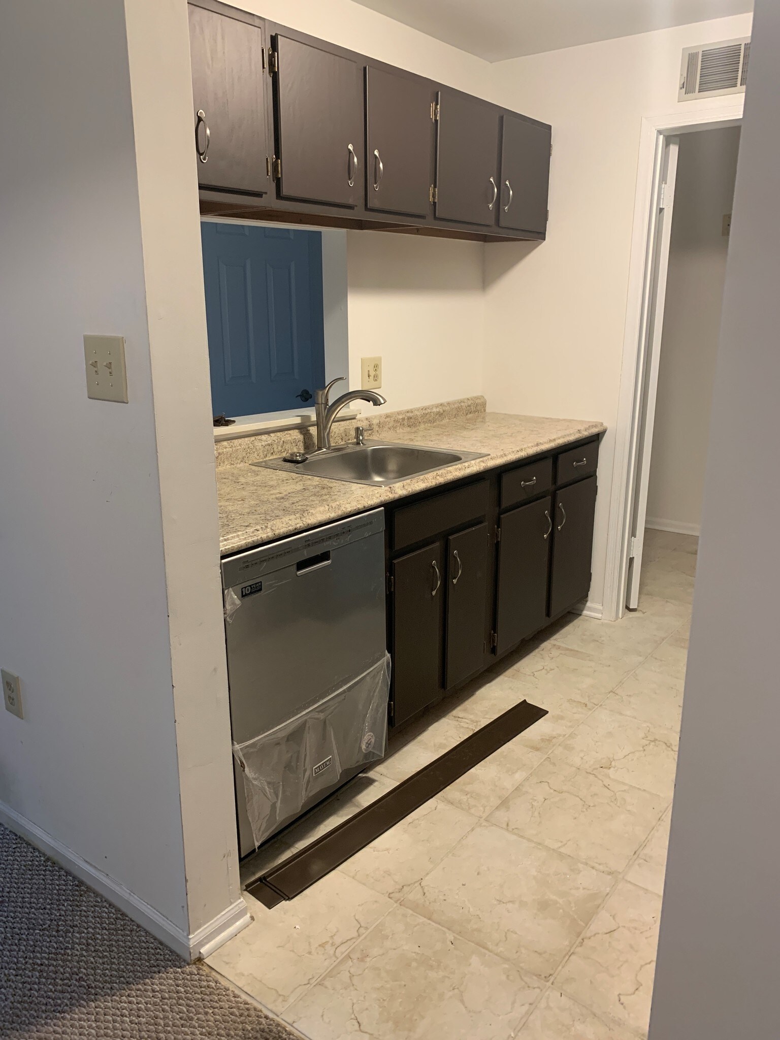 kitchen - 613 Poplar Ct