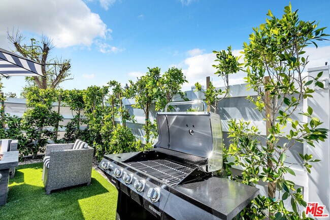 Building Photo - 7076 Park Manor Ave