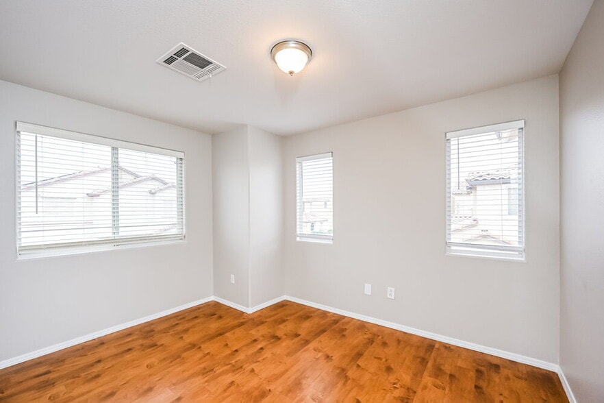 Building Photo - 5714 Old Colony Dr