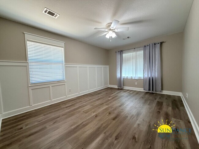 Building Photo - Beautiful 3-Bedroom Pool Home in Destin – Lawn & Pool Service Included!