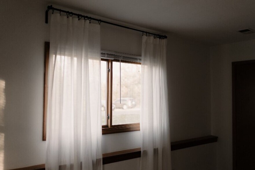 Building Photo - 533 Maple Square