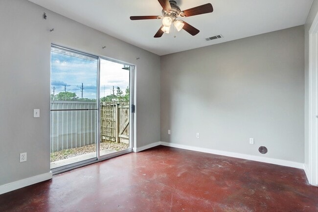 Building Photo - 835 Saulnier St