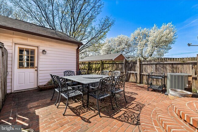 Building Photo - 211 W Hill St