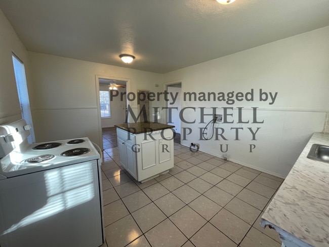 Building Photo - Wolflin~ 2 bedroom 1 bath!
