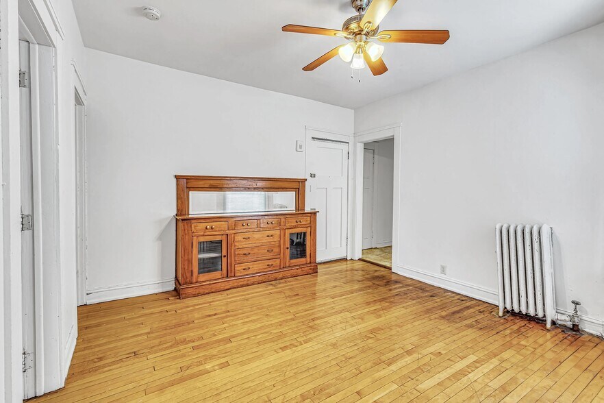 Building Photo - 823 E Johnson St