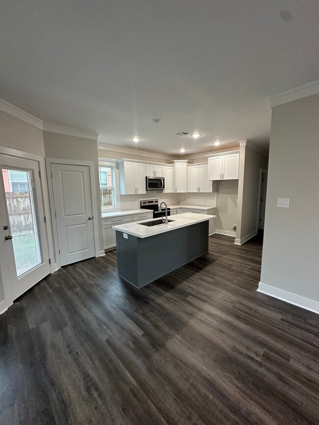 Building Photo - 1713 Bilbo St