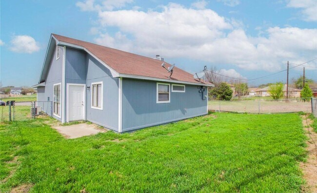 Building Photo - 2504 Magnum Cir