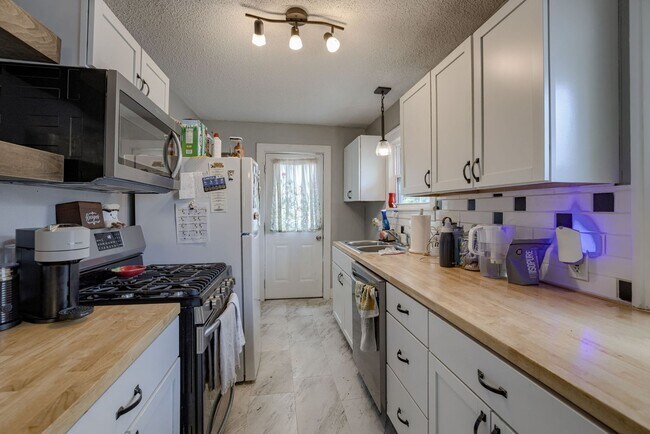 Building Photo - Great 2 bedroom 2 FULL bath home