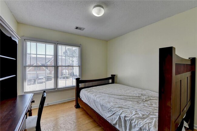 Building Photo - 435 Leasingham Way