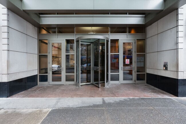 Building Photo - 350 W 43rd St