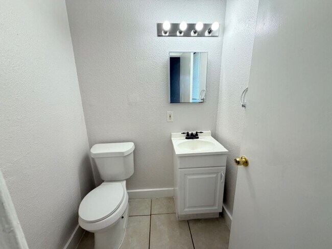 Building Photo - Nice 4 BR, 1.5 Bath w/ Large Back Yard