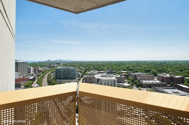 Building Photo - 1720 Maple Ave