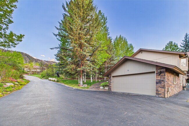 Building Photo - 593 Meadowood Dr