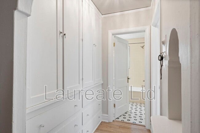 Building Photo - 1050 N Pearl St