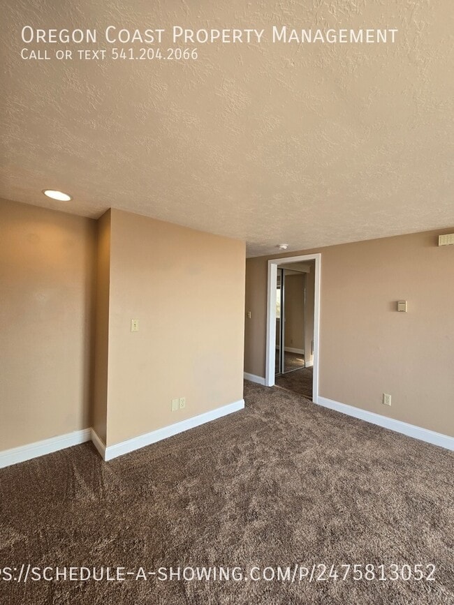 Building Photo - Ocean Views 1bed/1bath Upstairs Unit