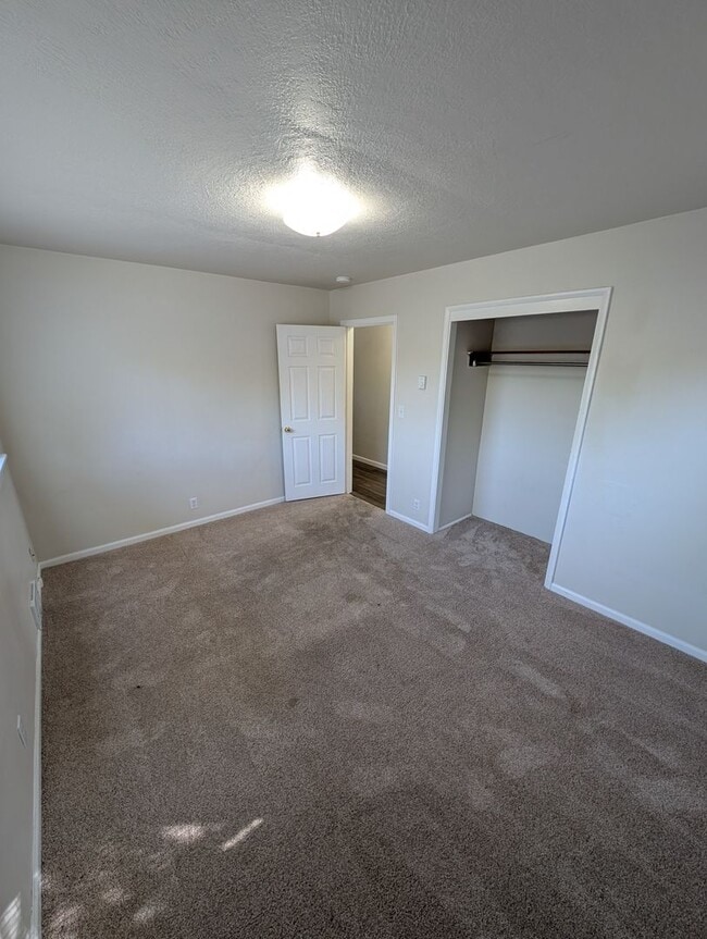 Building Photo - Well Maintained Duplex Unit in Bremerton, ...