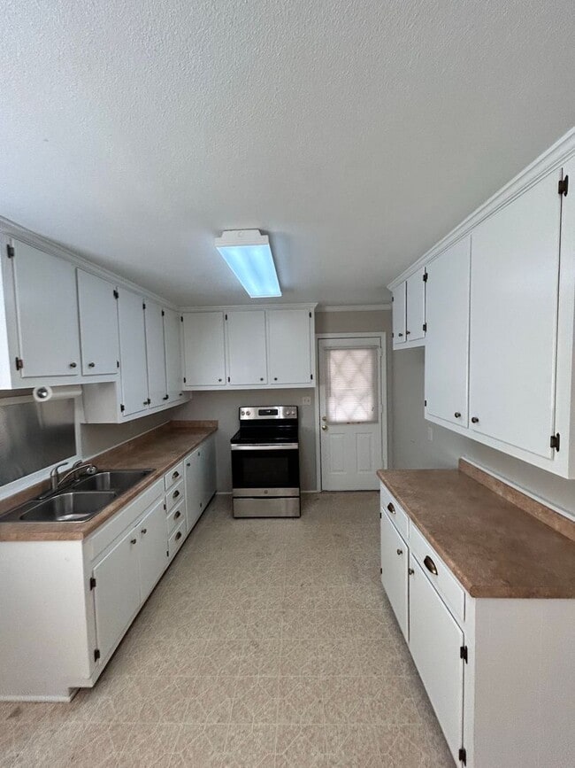 Building Photo - 3 Bedrooms off Mt. Gallant!!