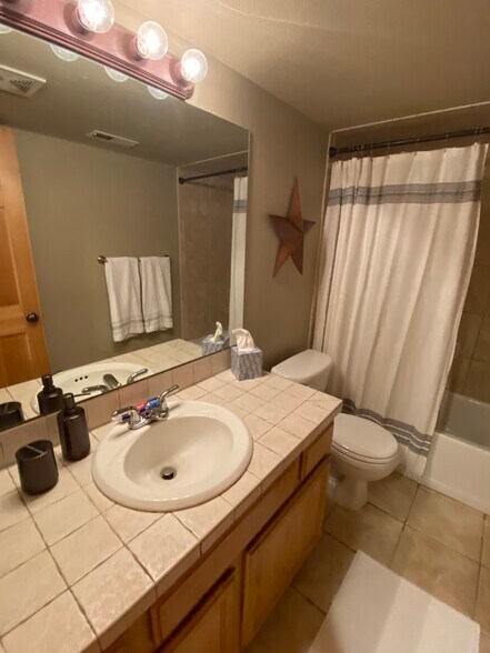 Building Photo - 2944 Des Moines Dr