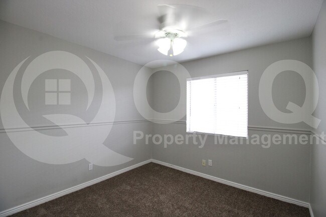 Building Photo - 2522 E Don Carlos Ave