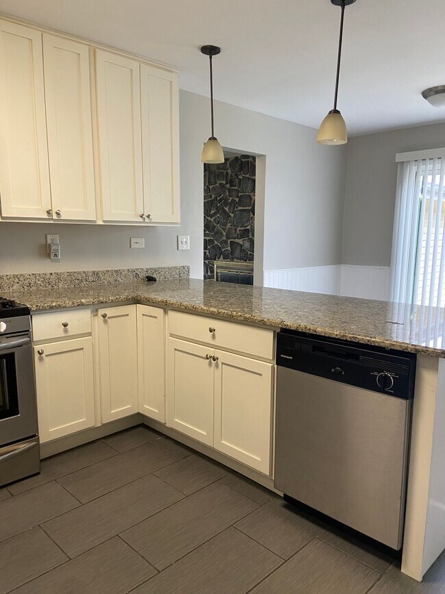 Building Photo - This property is available on a rent-to-own basis.