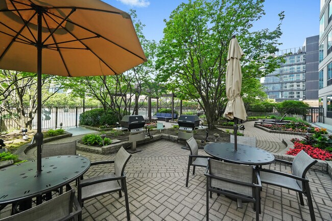 Building Photo - 400 N La Salle Dr