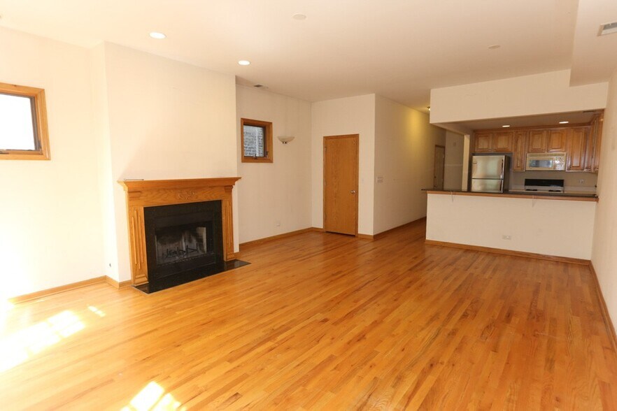 Building Photo - 824 W Buckingham Pl