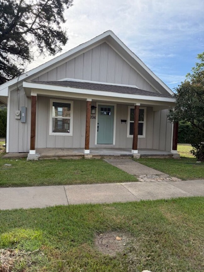 Building Photo - Welcome to Your Ideal Home: 3-Bedroom, 2-Bath Gem Near UNT and Downtown!