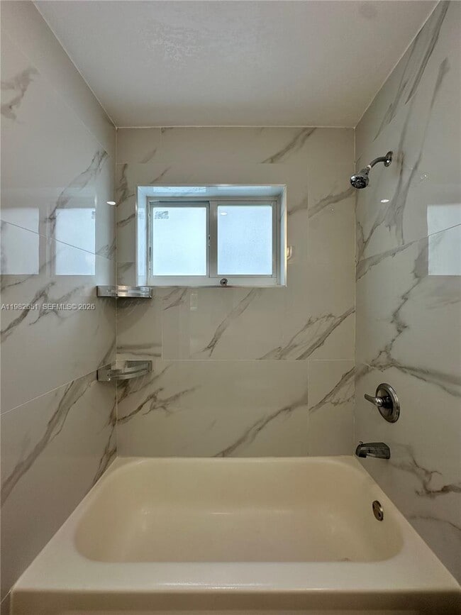 Building Photo - 913 NE 17th St