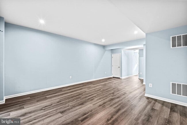 Building Photo - 720 River Crest Way