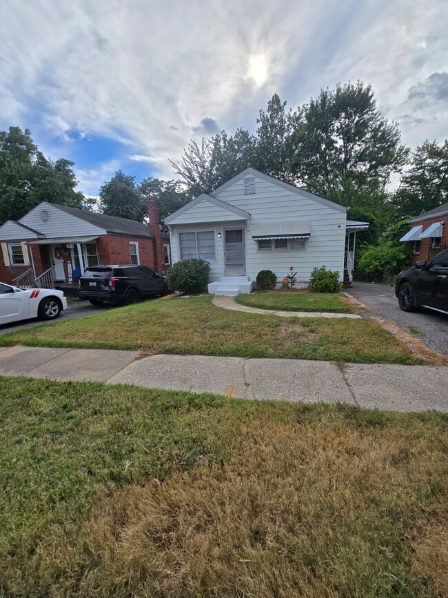Building Photo - SECTION 8 SPECIAL! Spacious 2-Bed, 1-Bath ...