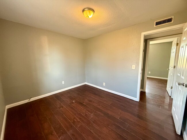 Building Photo - 3 Bedroom/1 Bathroom Home in Paragould AR - $1,000 MOVES YOU IN!