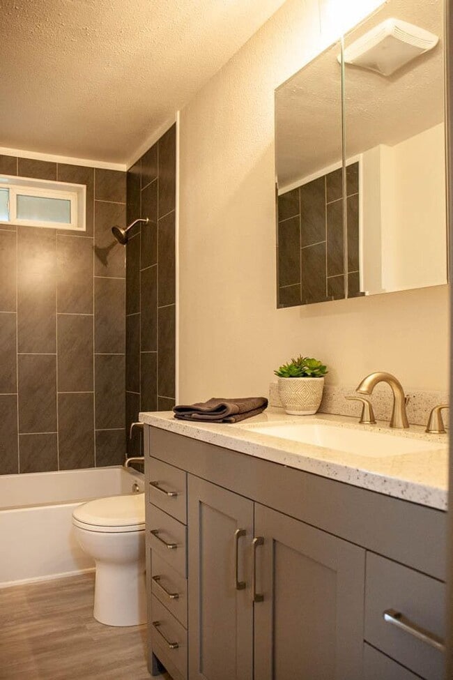 Building Photo - Amazing 3bed 2 bath home in the heart of Bonanza.