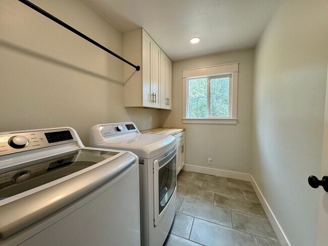 Building Photo - 5780 Stanley Dr