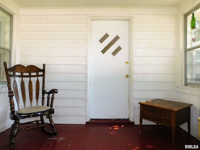 Building Photo - 2 bedroom single family home with one car ...