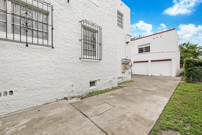 Building Photo - 1736 SW 9th St