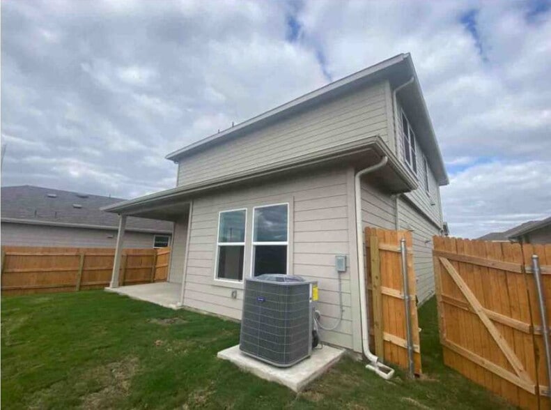 Building Photo - 127 Evergreen Sumac Loop