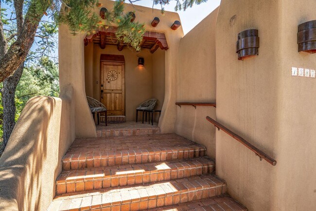 Building Photo - Northside Santa Fe Home