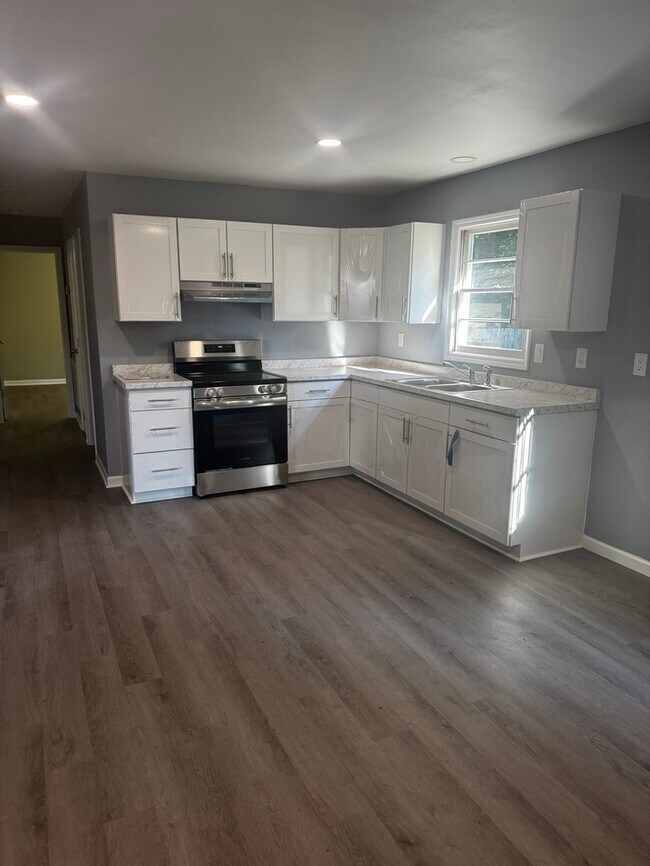 Building Photo - 333 S Eastway Dr