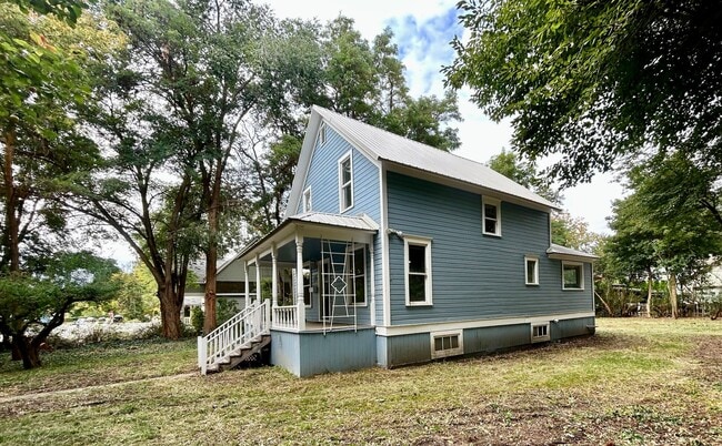 Building Photo - 811 E 4th Ave