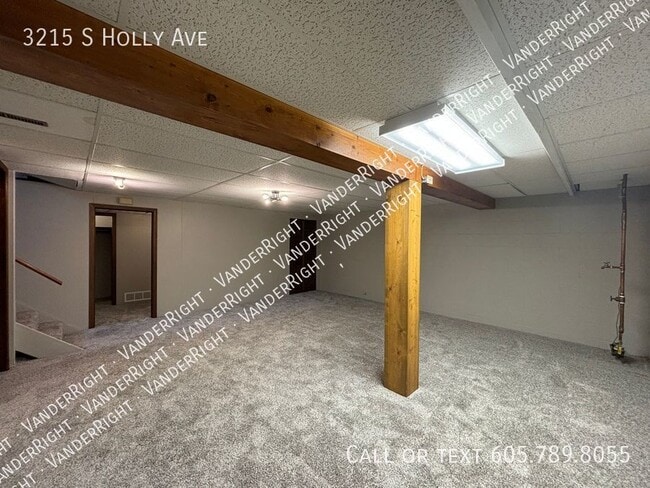 Building Photo - Updated 3 Bedroom 2 Bathroom!