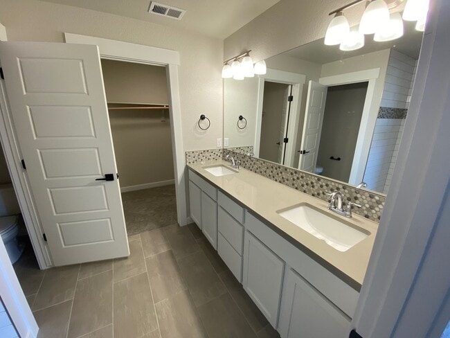 Building Photo - Beautiful BRAND NEW townhome in Chimney Park!