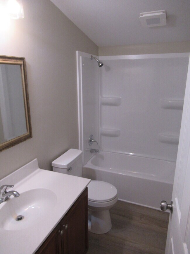 Building Photo - Move-In Ready 3-Bedroom Home in North Lincoln School District!