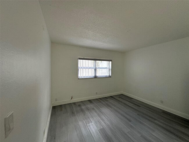 Building Photo - 651 Pine Dr