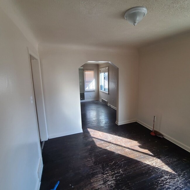 Building Photo - 3 Bedroom 1  Welcome Section 8