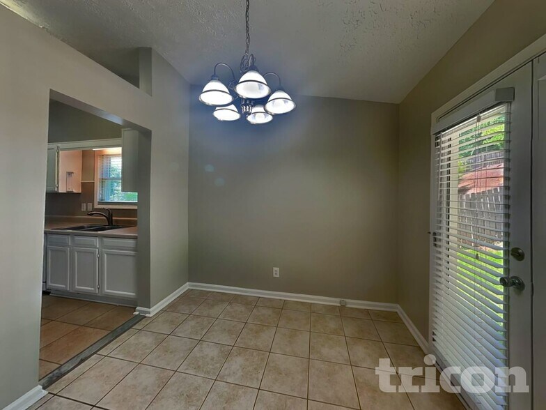 Building Photo - 811 Riverstone Ln