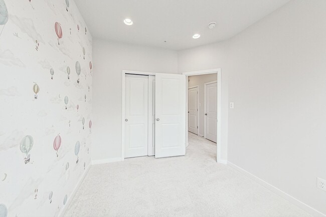 Building Photo - Contemporary 4 bedroom, 3.5 bath Open Concept Townhome!
